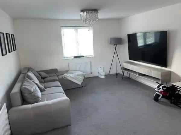 2 Bedroom Flat with Parking and Parks Nearby