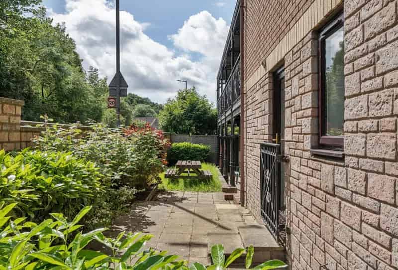 2 Bedroom Maisonette for Sale Chain Free