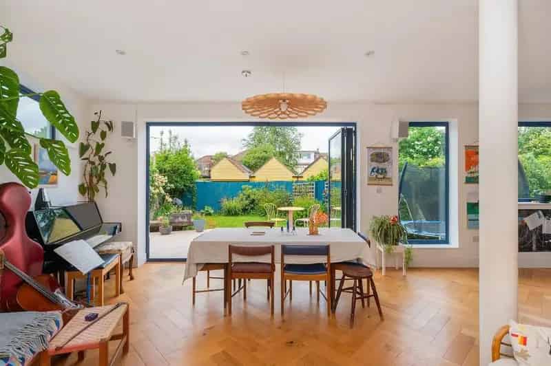5 Bedroom End of Terrace House for Sale