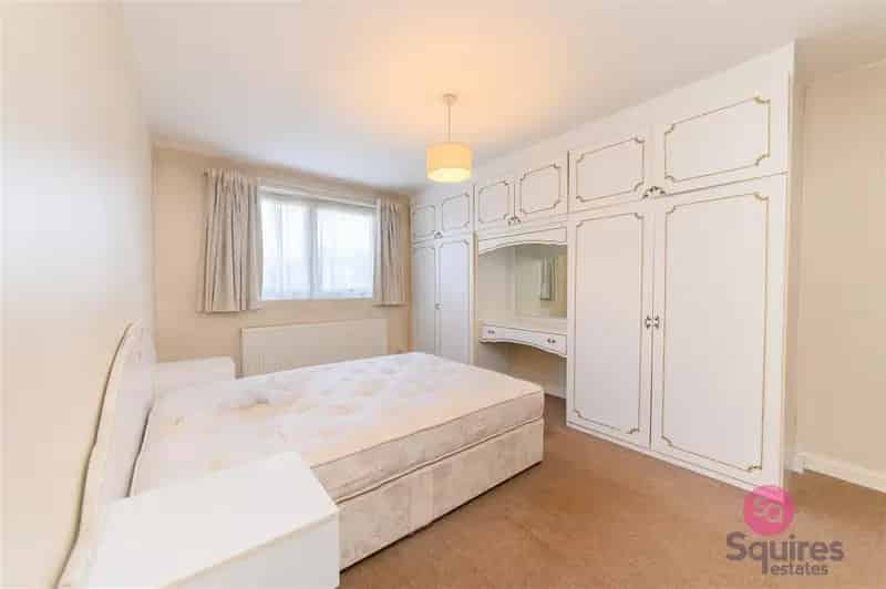 2 Bedroom Flat Hendon Lane - Chain Free Share of Freehold