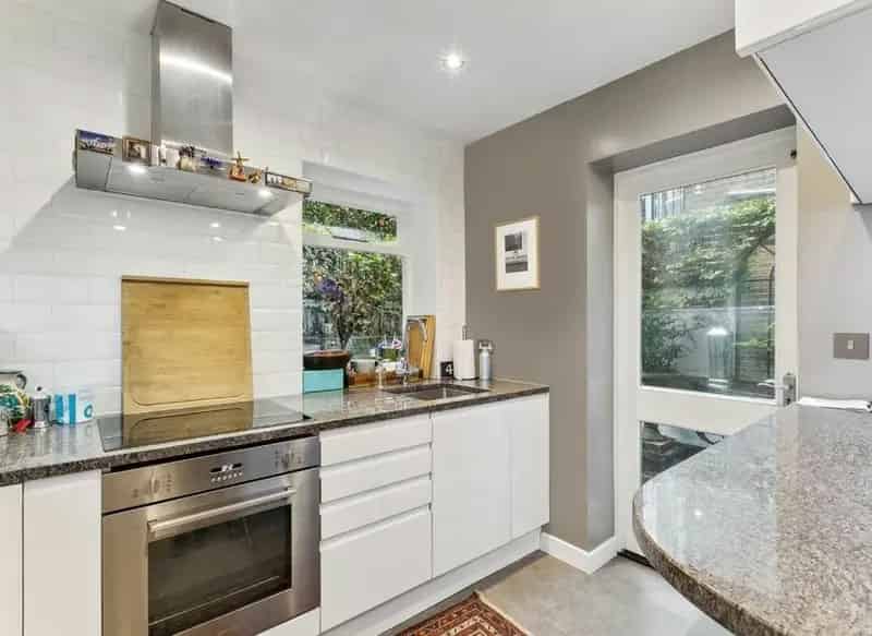 One Double Bedroom Apartment with Private Outside Space Near Chelsea Embankment