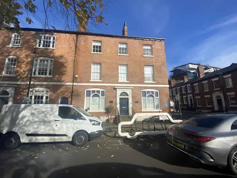 Prime City Centre Office Building To Let in Leeds