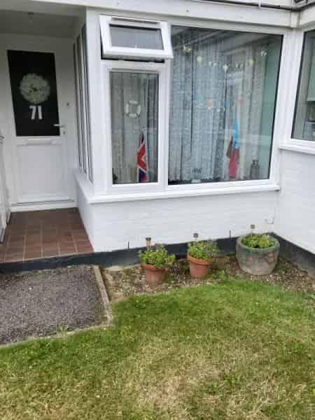 Ground Floor Property Near Shops and Train Station
