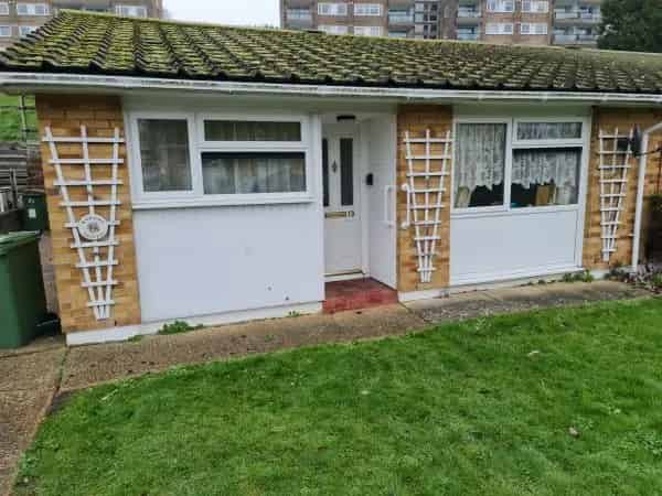 Sandgate Bungalow Near Shops and Amenities