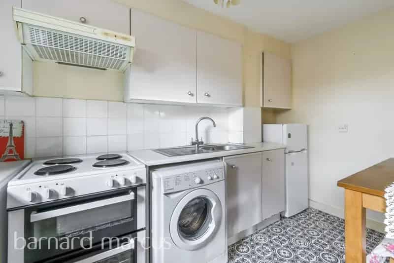 Ground Floor Studio Flat with Private Terrace Near Askew Road