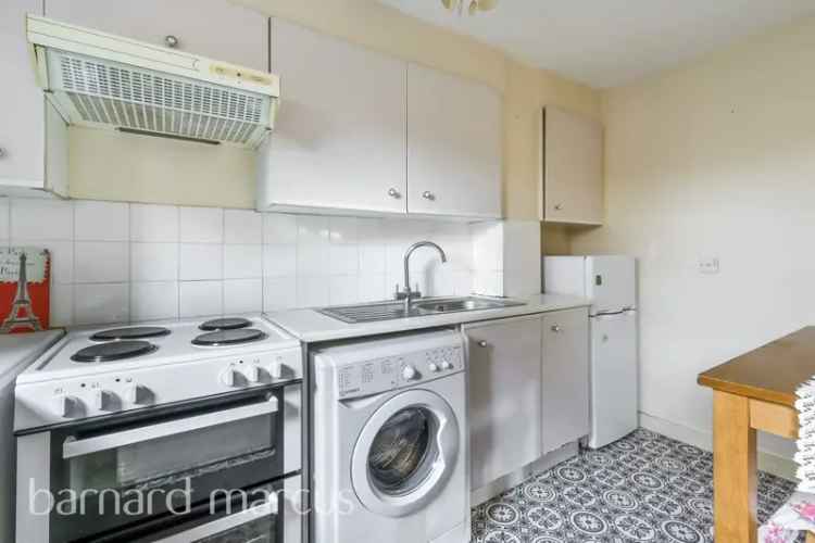 Ground Floor Studio Flat with Private Terrace Near Askew Road