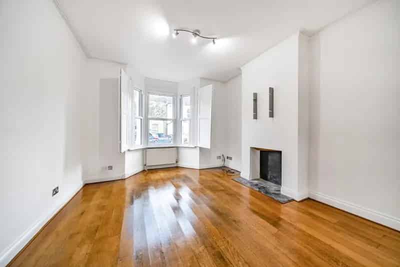 3 Bedroom House Wimbledon Dundonald Garden Redecorated