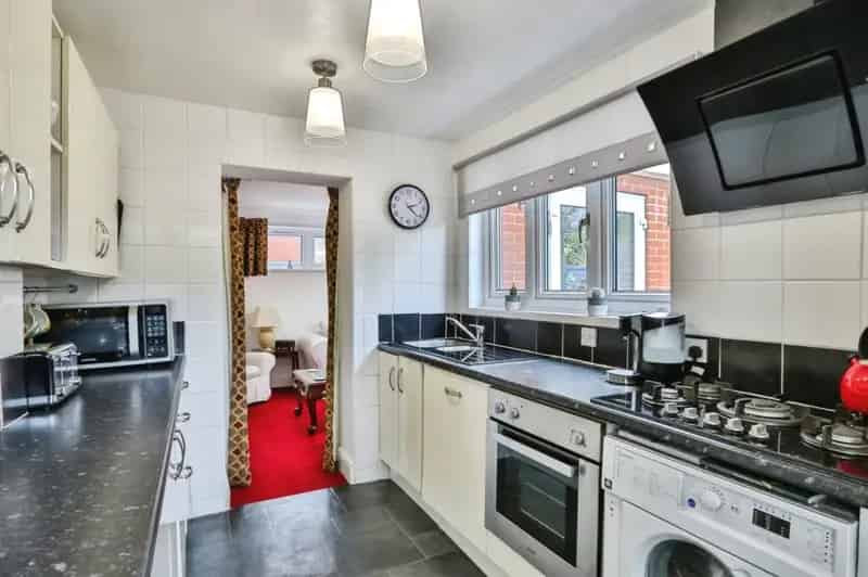 Two Double Bedroom Ground Floor Apartment with Private Garden and Parking