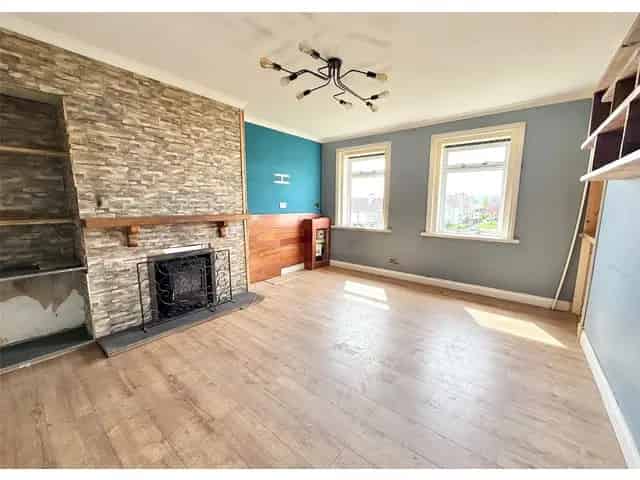 2 Bedroom Upper Cottage Flat For Sale