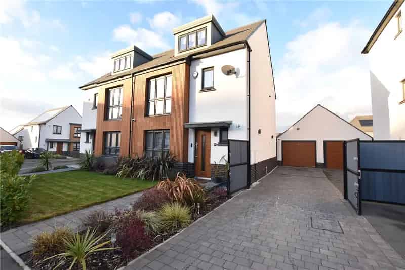 Stunning Semi Detached Family Home 4 Double Bedrooms Garage