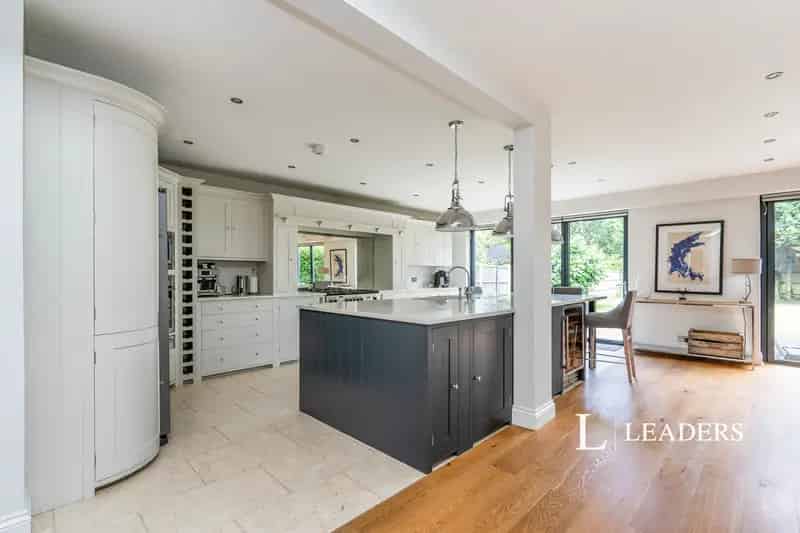 1930s Detached House 2500 sq ft 4 Bedrooms Furnished Near A3M