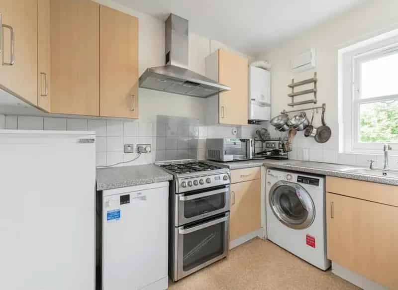 Spacious 1-Bedroom Victorian Townhouse Apartment Near Kensington Olympia