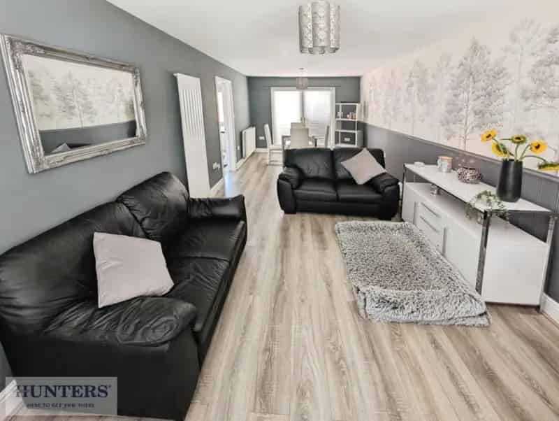 3 Bed House For Sale - Modern Kitchen & Luxurious Bathroom