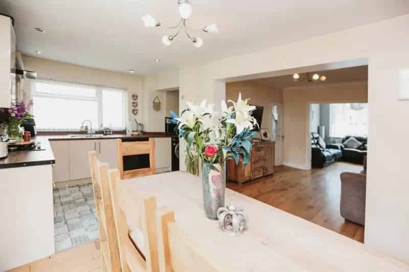 Extended 3-Bed Family Home No Upward Chain Spacious Garden
