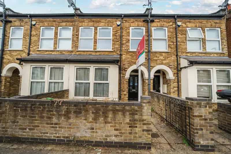 4 Bedroom House with Study and En-Suite Shower Rooms