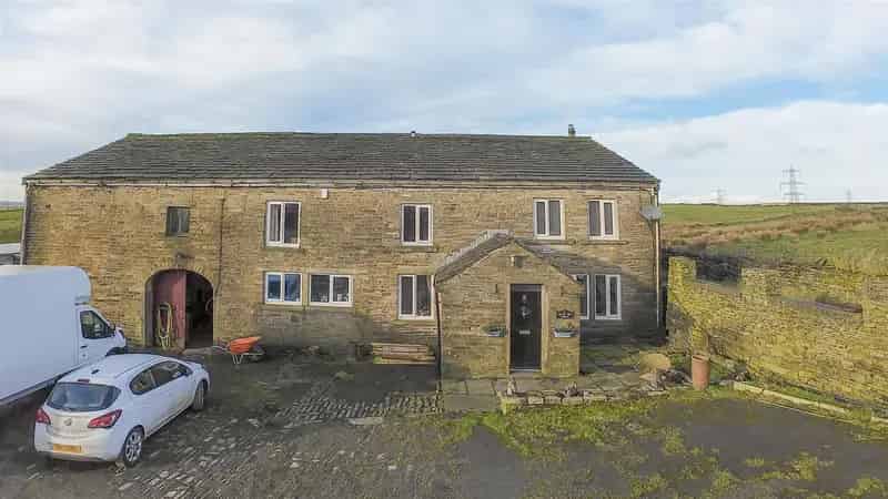 4 Bedroom Farmhouse with Barn and 5.5 Acres