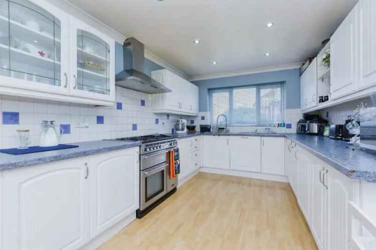 5 Bedroom Detached House with Inverted Layout and Large Garden