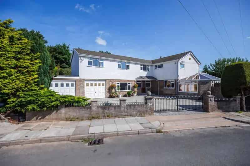 6 Bedroom Detached House For Sale