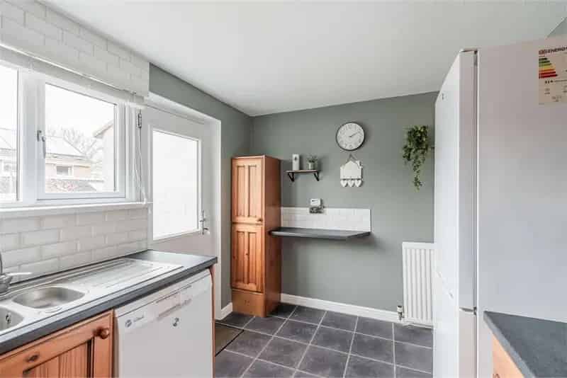 2 Bed Semi-Detached House with Garage and Garden in Baberton
