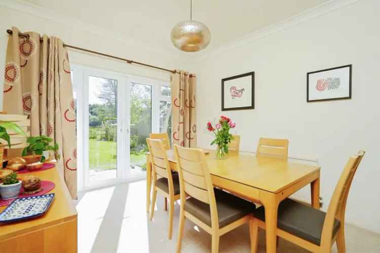 5 Bedroom Family Home with Garden and Garage