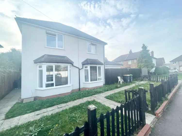 3 Bedroom Detached House Near Amenities