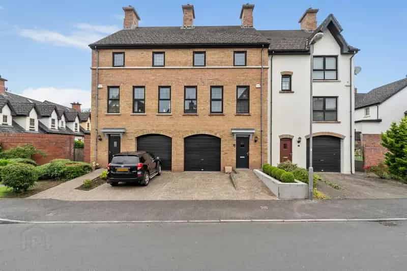 Modern 3-Bed Townhouse with En-Suite and Garage