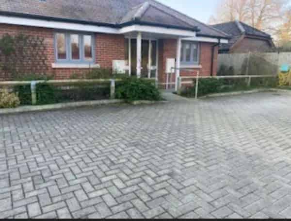 1 Bed Bungalow Near Great Bookham High Street