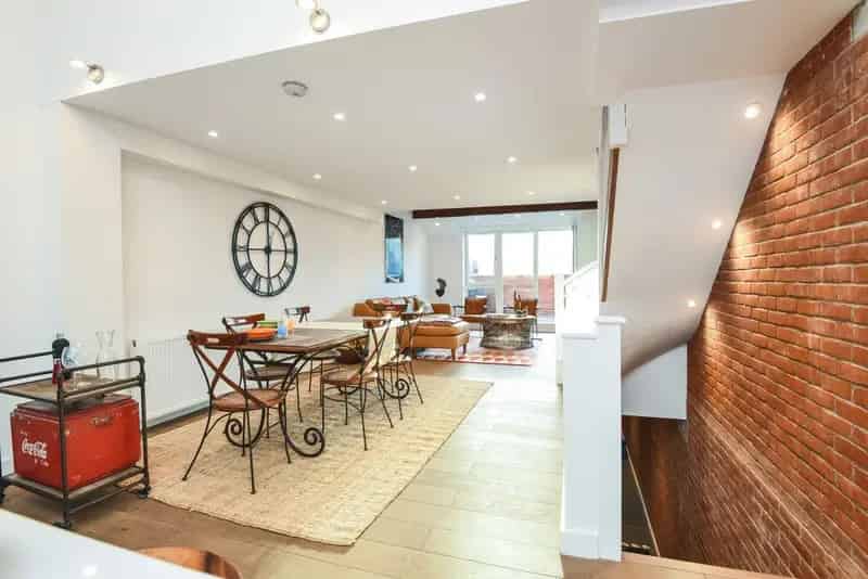 Wimbledon 3-Bedroom House for Rent Near Town Centre