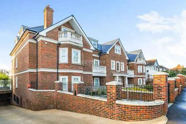 3 Bedroom Apartment for Sale in London NW7