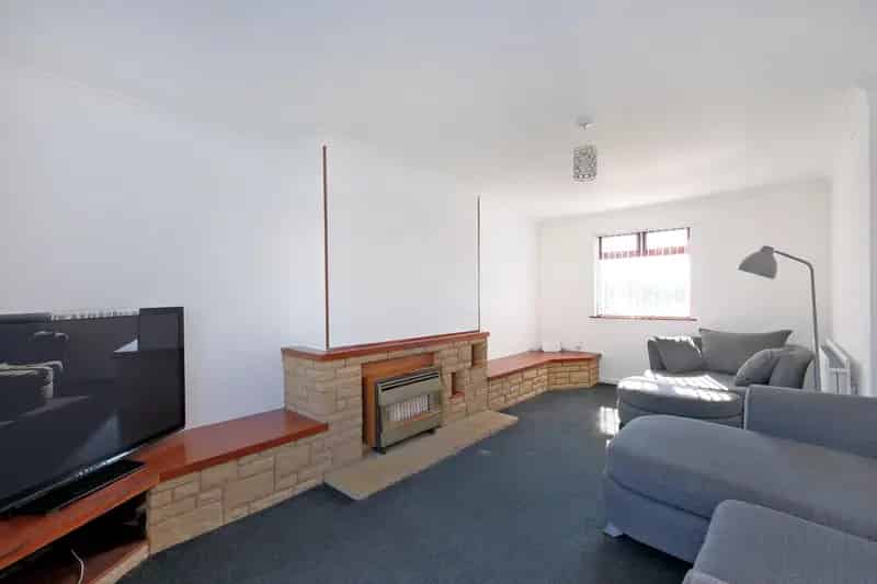 2 Bed House with Driveway and Garage Near Amenities