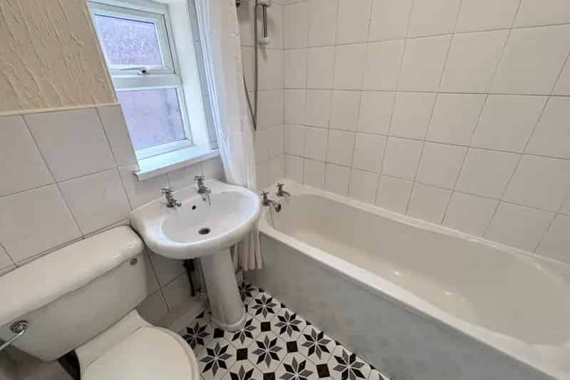 Fully Renovated Apartment Near Amenities Chanterlands Avenue