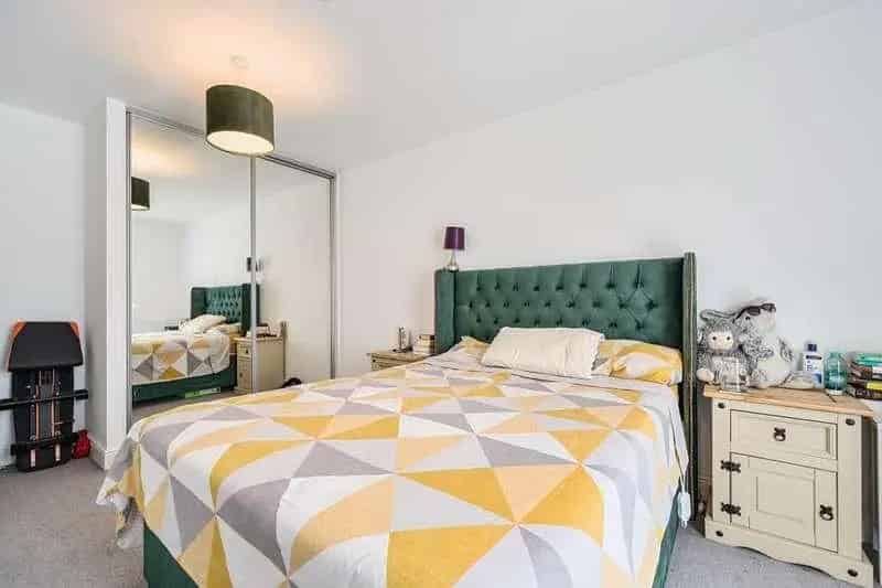 2 Bed Flat for Sale in East Oxford - Modern Apartment with Parking