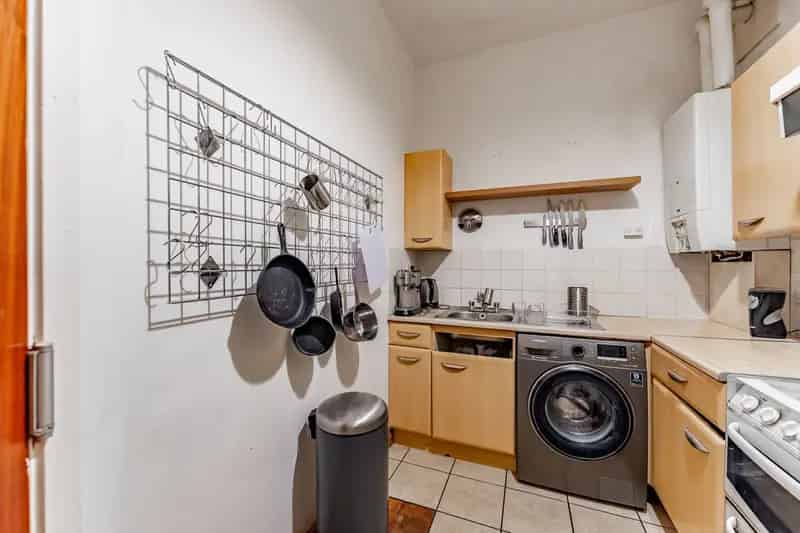 Bright South-West Facing Apartment near Yoker Train Station