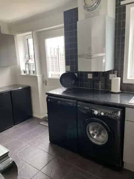 Townhouse near Central Line and Bus Routes