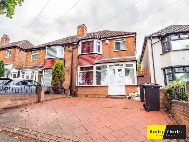 3 Bedroom Semi Detached House Near Schools