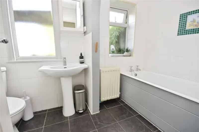 1 Bed Detached Bungalow Near Town Centre