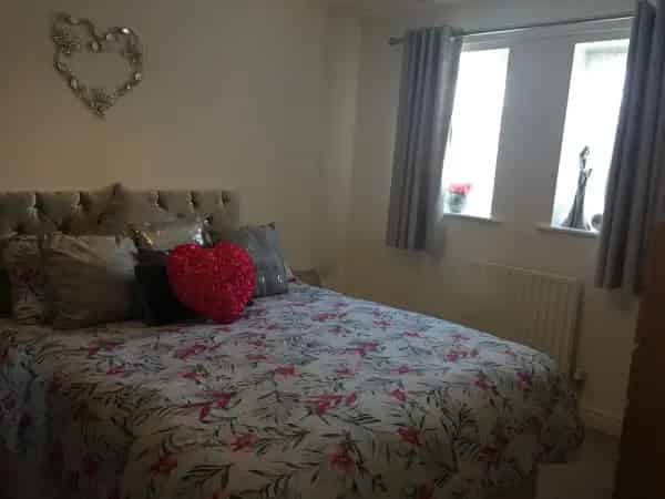 Large 3 Bedroom House with Garden and Parking
