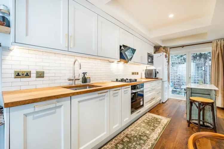 2 Bedroom Chelsea House for Sale - Refurbished Pied-
 a-terre