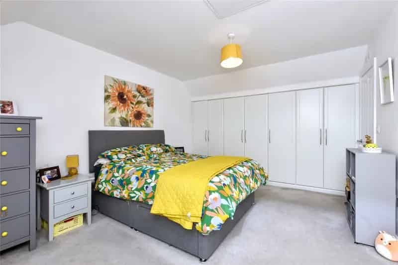 Four Bedroom Detached House With Garden and Garage