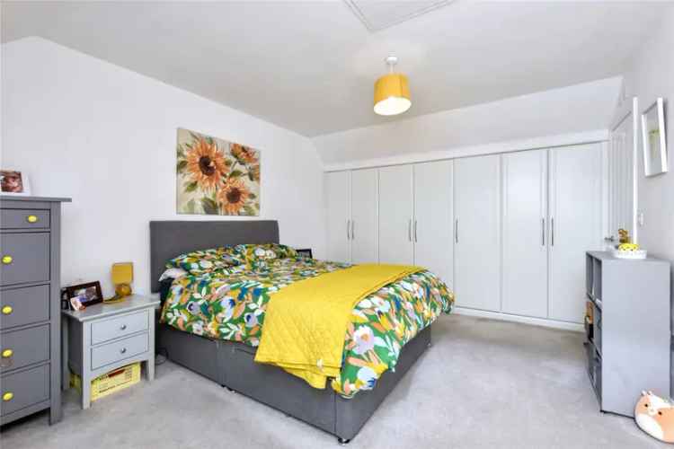 Four Bedroom Detached House With Garden and Garage