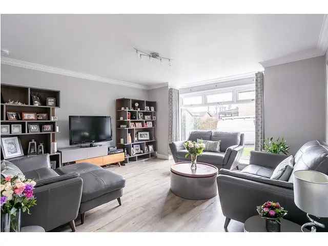 3 Bedroom Detached House for Sale in Fairmilehead