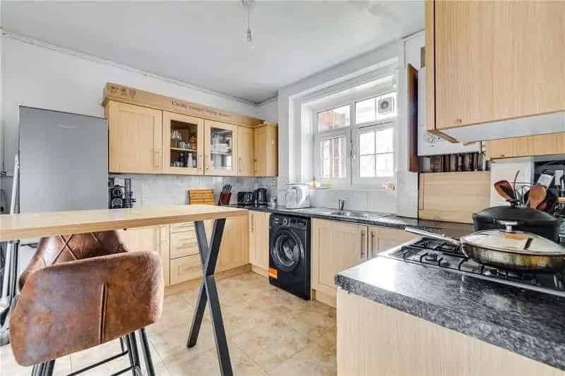 2 bed flat for sale