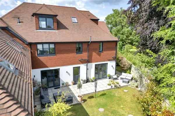 4-Bed Modern Minimalist Home Landscaped Gardens Family Living