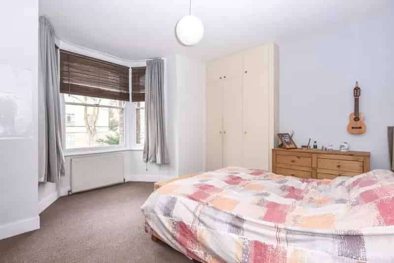 Spacious One Bedroom Flat for Sale High Ceilings Chain Free