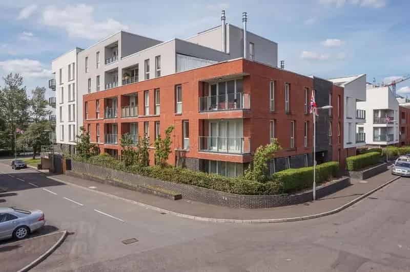 Modern 2-Bed River Lagan Apartment with Parking