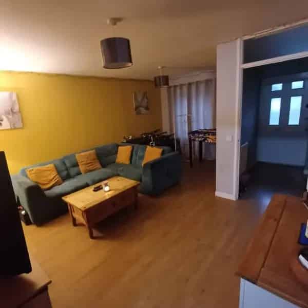 Spacious 3 Bedroom House with Garden and Private Parking