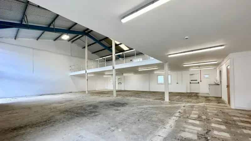 Modern Light Industrial Unit 4290 sq ft Luton M1 Access