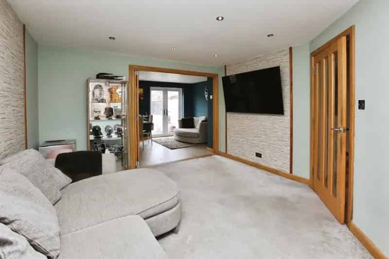 Extended Family Home Three Bedrooms Driveway Close to Shops and Schools