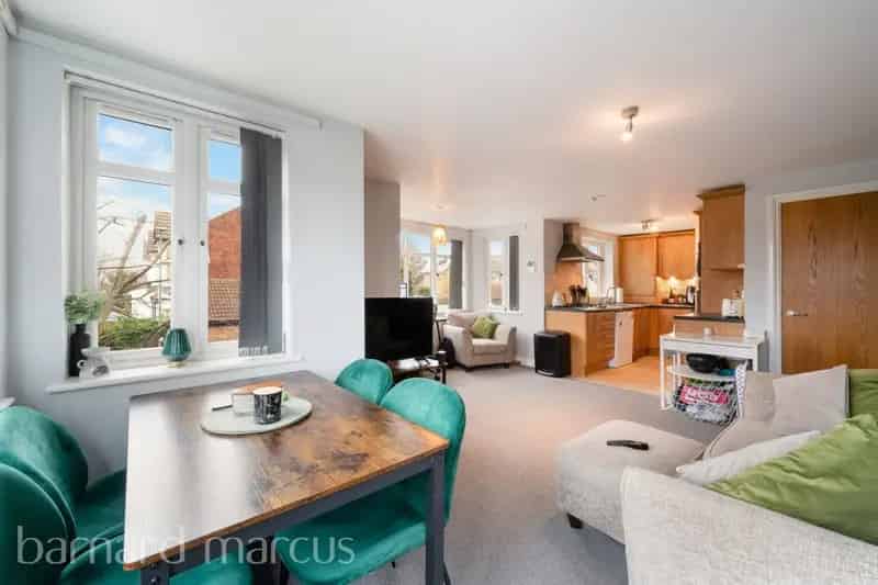 2-Bed Flat near Transport Links - Modern Development