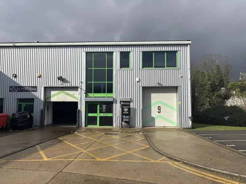 Industrial Unit West Norwood Three Phase Power Gas Supply Mezzanine Parking